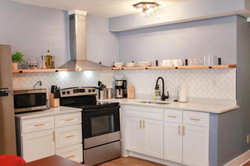 Sojourns Harborage Jellyfish Suite Near Beach in North Camellia Acres, USA