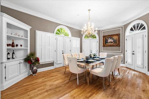 11580sqft Large Home By Airport in Southwest