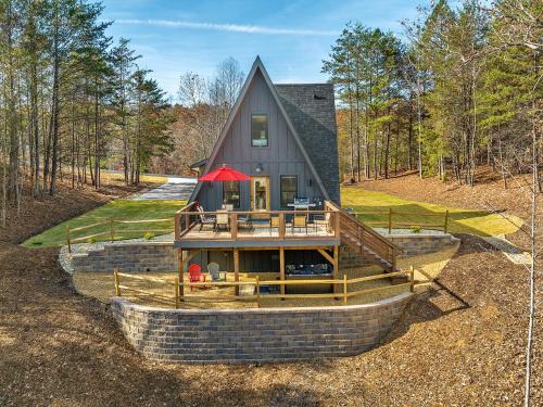 Lakefront, Cozy-Modern, New, Dock, Kayaks, Hot Tub in Mill Spring, USA
