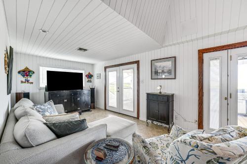 Sunset-View Home in Crystal Beach with Large Deck! in Crystal Beach, USA