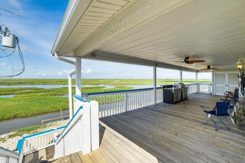 Sunset-View Home in Crystal Beach with Large Deck! in Crystal Beach, USA
