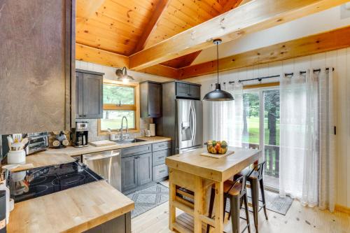 Stylish Catskills Retreat Year-Round Adventure! in Round Top, USA