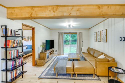 Stylish Catskills Retreat Year-Round Adventure! in Round Top, USA