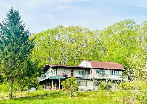 Red Peacock Catskill Cabin sleeps four 6 in Shandaken, USA