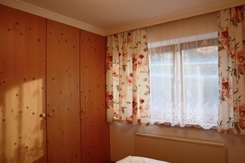 One-Bedroom Apartment image 9