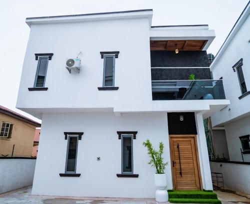 5 bedroom classy fully furnished