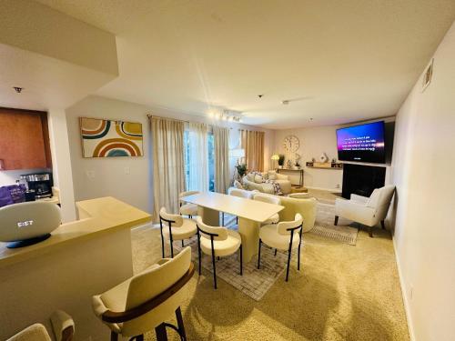 Mid-City Charm 2BR Near LAs Hotspots!, Los Angeles