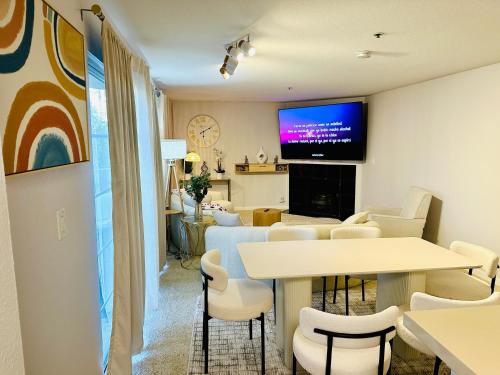 Mid-City Charm 2BR Near LAs Hotspots! near สวนสาธารณะกริฟฟิธ