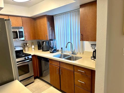 Mid-City Charm 2BR Near LAs Hotspots! thumb 4