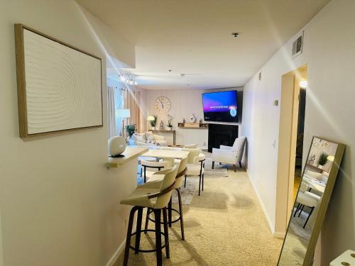 Mid-City Charm 2BR Near LAs Hotspots! near สวนสาธารณะกริฟฟิธ