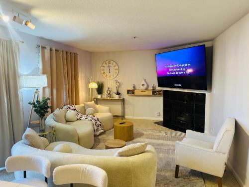 Mid-City Charm 2BR Near LAs Hotspots! near สวนสาธารณะกริฟฟิธ