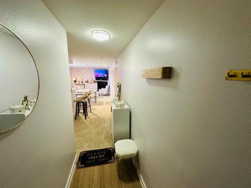 Mid-City Charm 2BR Near LAs Hotspots! near สวนสาธารณะกริฟฟิธ