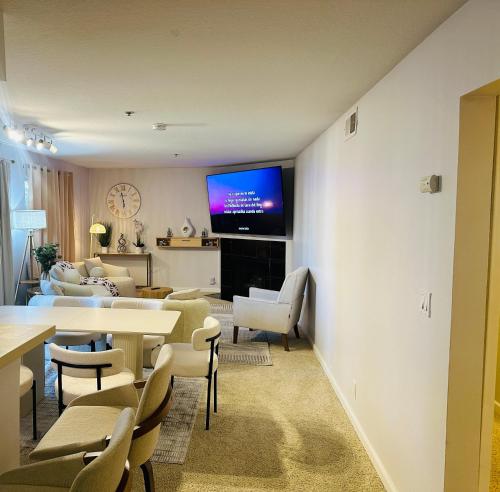 Mid-City Charm 2BR Near LAs Hotspots! near สวนสาธารณะกริฟฟิธ