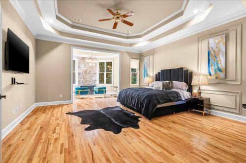 11580sqft Large Home By Airport in Southwest