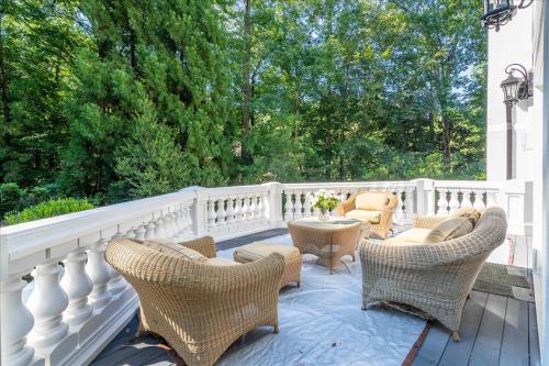 11580sqft Large Home By Airport in Southwest