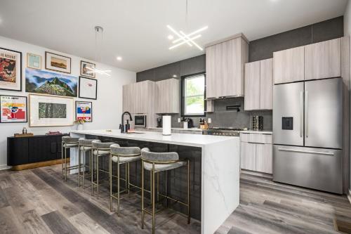 Kitchen, Stylish 4BD-4BA Summerhill Getaway Near Beltline in Peoplestown
