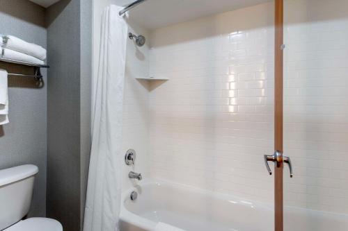 Best Western Holiday Hills - image 11