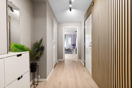 Luxurious modern room in central Oslo - EUR 4k Expensive Bed and 82'' Cinematic TV, Oslo (foto 6)