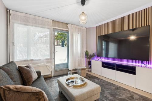 Luxurious modern room in central Oslo - EUR 4k Expensive Bed and 82'' Cinematic TV, Oslo (foto 8)