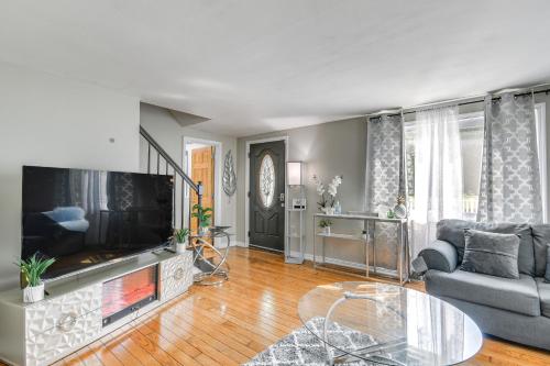 Charming Home with Fireplace 3 Mi to Dtwn Syracuse! in Syracuse, USA