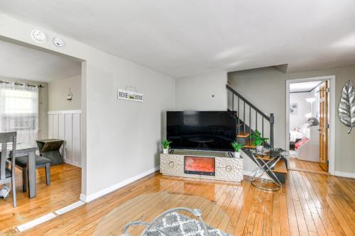 Charming Home with Fireplace 3 Mi to Dtwn Syracuse! in Syracuse, USA
