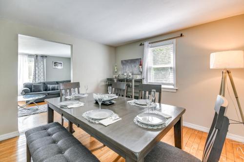 Charming Home with Fireplace 3 Mi to Dtwn Syracuse! in Syracuse, USA