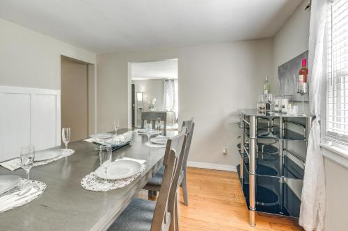 Charming Home with Fireplace 3 Mi to Dtwn Syracuse! in Syracuse, USA