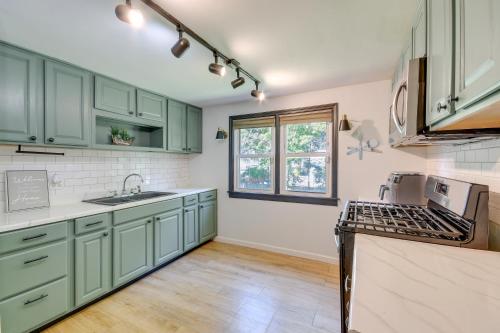 Charming Home with Fireplace 3 Mi to Dtwn Syracuse! in Syracuse, USA