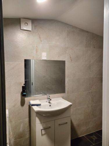2 Double Beds including 1 Sofa Bed Garden Chalet, 14 Phyllis St, Mt Albert, Auckland, Auckland (photo 2)