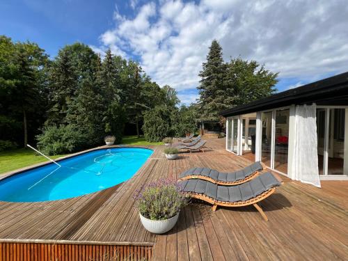 Terraza/balcón, Villa with private pool and jacuzzi in Ringsted