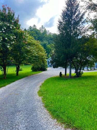Firefly Fields 2-Acres With Guest House, Game Room, Mountain & River Views in Sevierville, USA