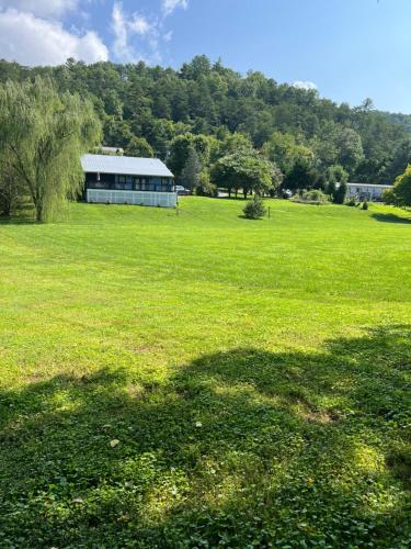 Firefly Fields 2-Acres With Guest House, Game Room, Mountain & River Views in Sevierville, USA