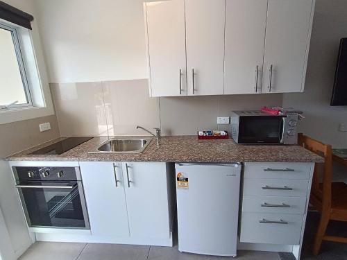 Kitchen, Bayfield Motel and Apartment in South Dunedin