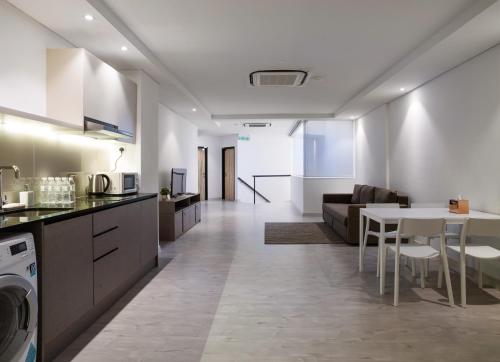 Magazine Vista Hotel Managed by The Ascott Limited - image 2
