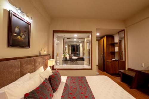 room detail thumbnail 2