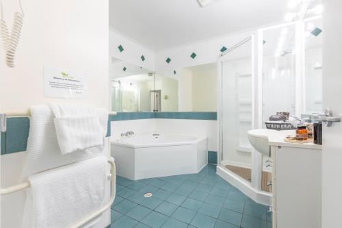 Deluxe Suite with Spa Bath image 8
