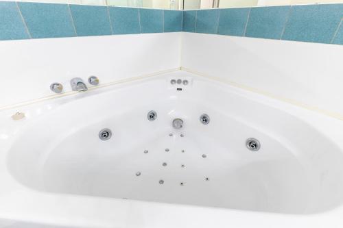 Deluxe Suite with Spa Bath image 7