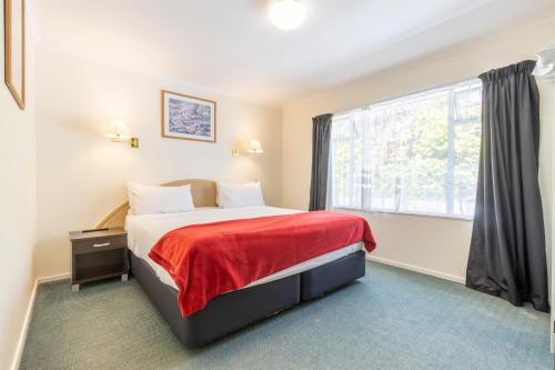 Deluxe Suite with Spa Bath image 3