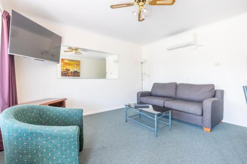 Deluxe Suite with Spa Bath image 2