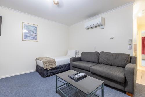 Budget One-Bedroom Alleyway Suite with Bath image 3