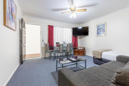 Budget One-Bedroom Alleyway Suite with Bath room in ASURE PRINCE motor lodge
