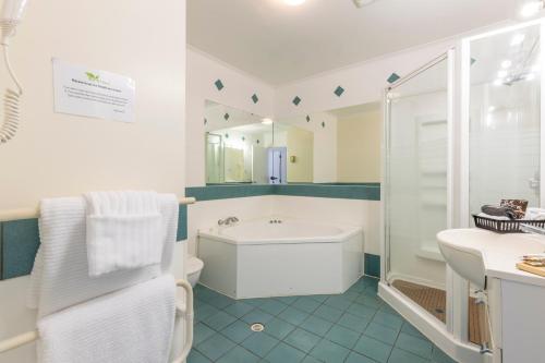 One-Bedroom Apartment with Spa Bath image 5