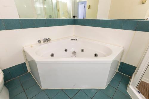 One-Bedroom Apartment with Spa Bath image 4