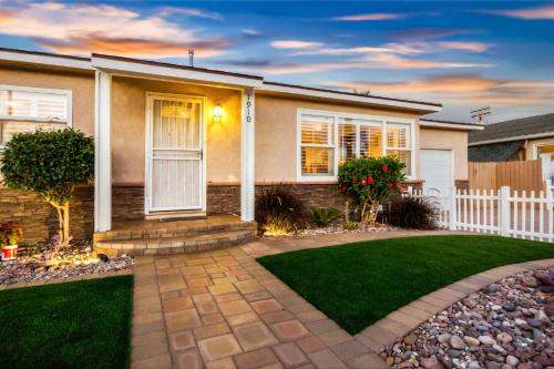 Coastal Cottage Haven StayCoastal Vacations in Oceanside, USA
