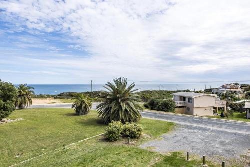 Seascape - Outstanding Views Pet Friendly Free WIFI Netflix, Guilderton (photo 3)