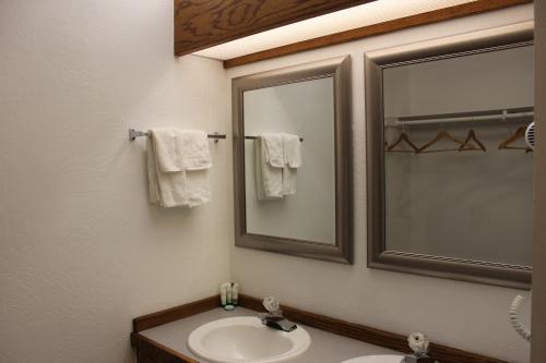 Cedarwood Inn - image 7