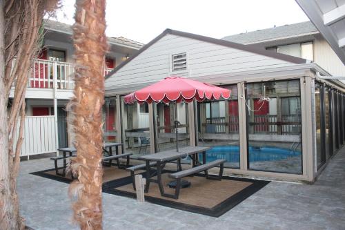 منظر, سيداروود إن (Cedarwood Inn) in Ashland City Center