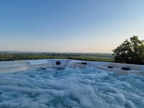 Hot tub, Hilltop House. in Aljmas