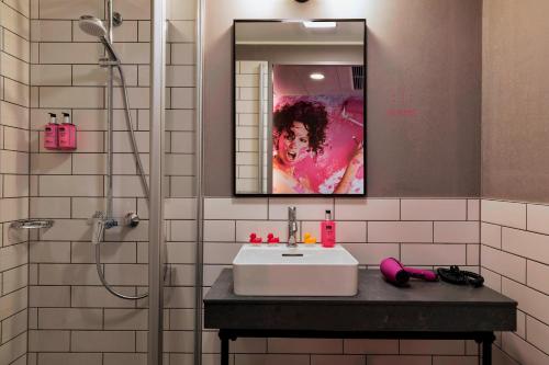 Moxy Frankfurt East - image 2