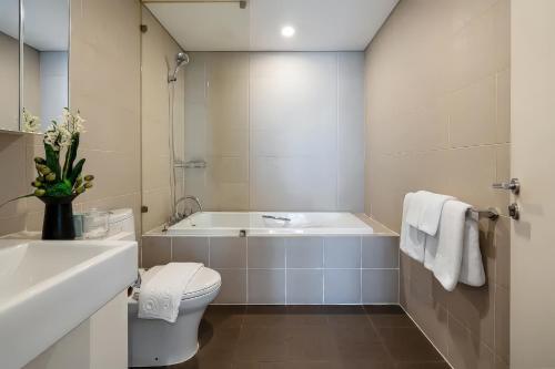 Three-Bedroom Deluxe Apartment image 1